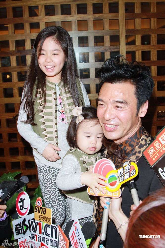 钟镇涛生日携女亮相派对 谭咏麟叶童现身