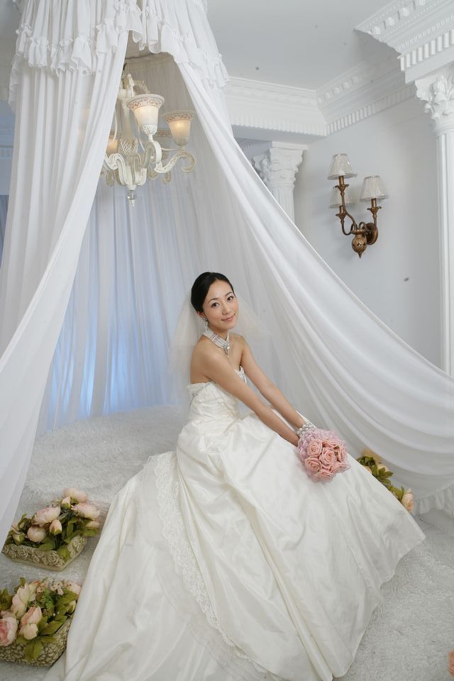 穿婚纱的新娘_干穿婚纱的新娘图(3)
