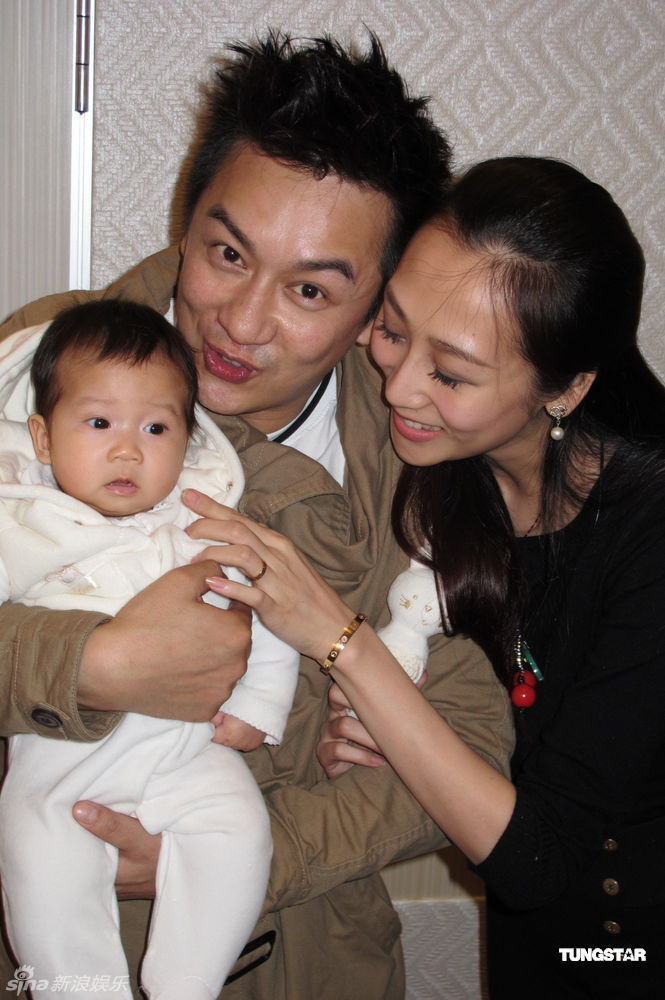 组图: 陈浩民 为爱女摆百日宴 自称戒酒又戒夜生