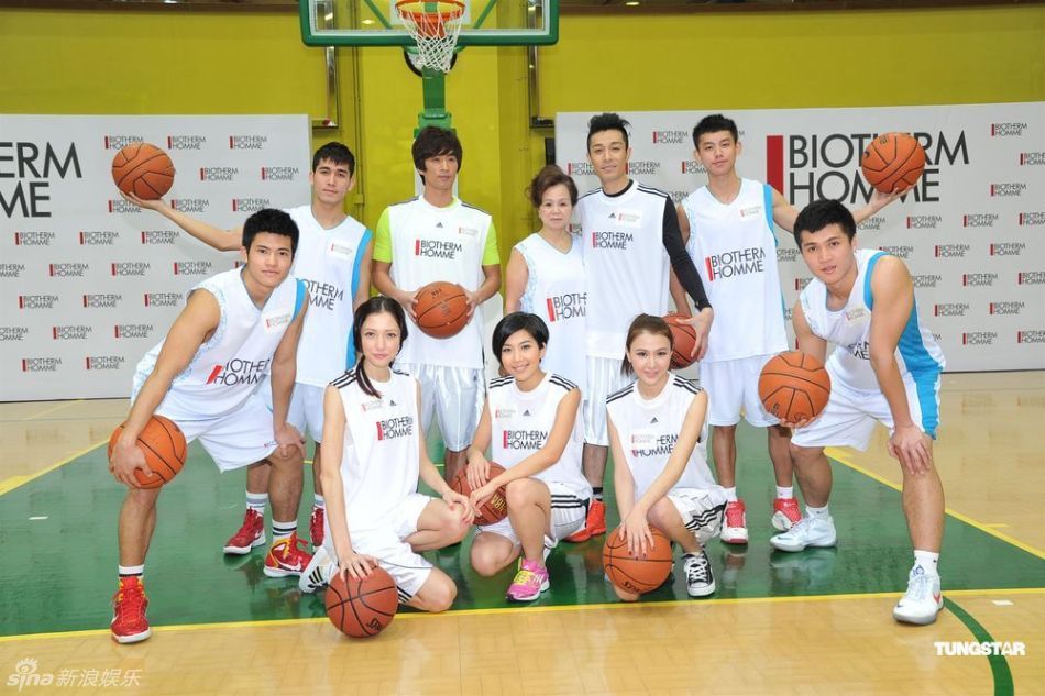 周柏豪表演花式篮球 分享男士护肤秘诀