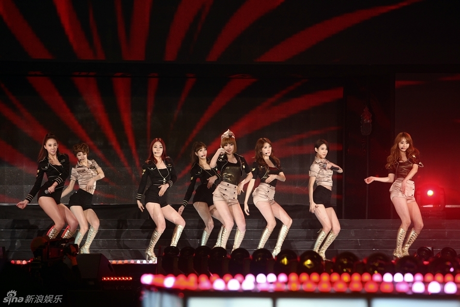 <em>高清</em>组图:<em>少女时代</em>等出席新概念时尚演唱会 - 