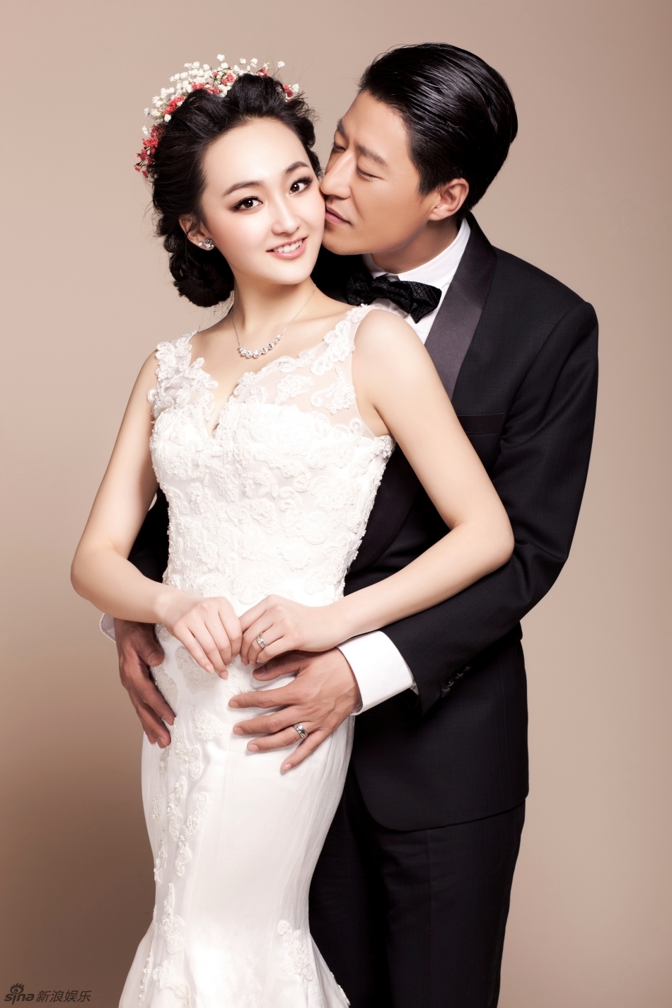 组图:于震与辛月甜蜜婚纱照曝光