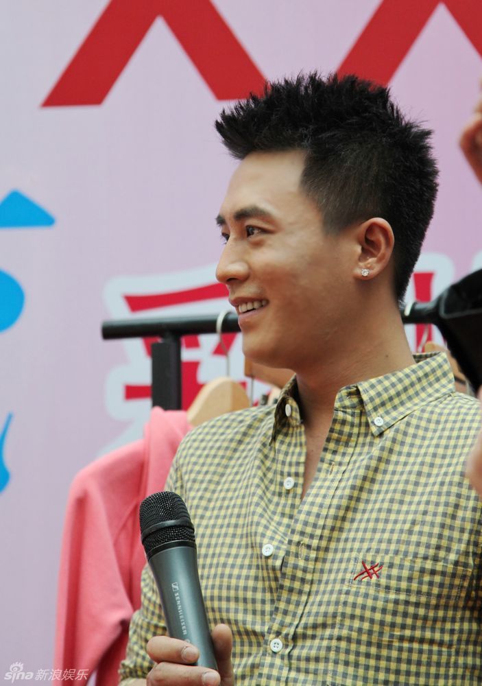 组图:<em>杜淳</em>现身彩妆发布会送粉丝涂鸦t恤