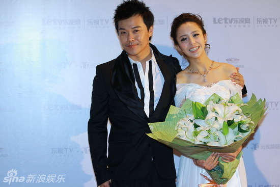 陈思成婚纱照_佟丽娅陈思成婚纱照(3)