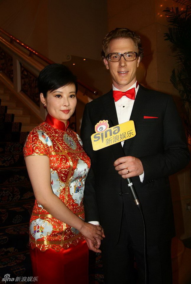 袁莉中式婚礼晚宴着喜庆旗袍外籍老公开车门图