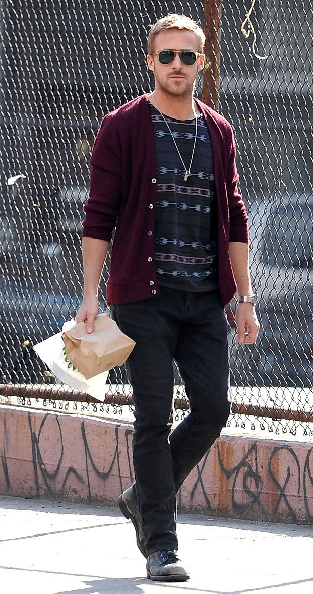 组图:瑞恩-高斯林街拍 <em>酒红色开衫</em>毛衣搭牛仔裤