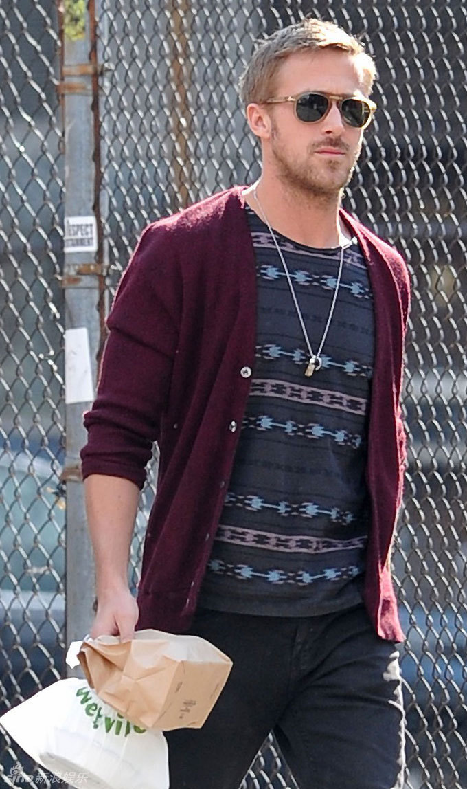 组图:瑞恩-高斯林街拍 <em>酒红色开衫</em>毛衣搭牛仔裤