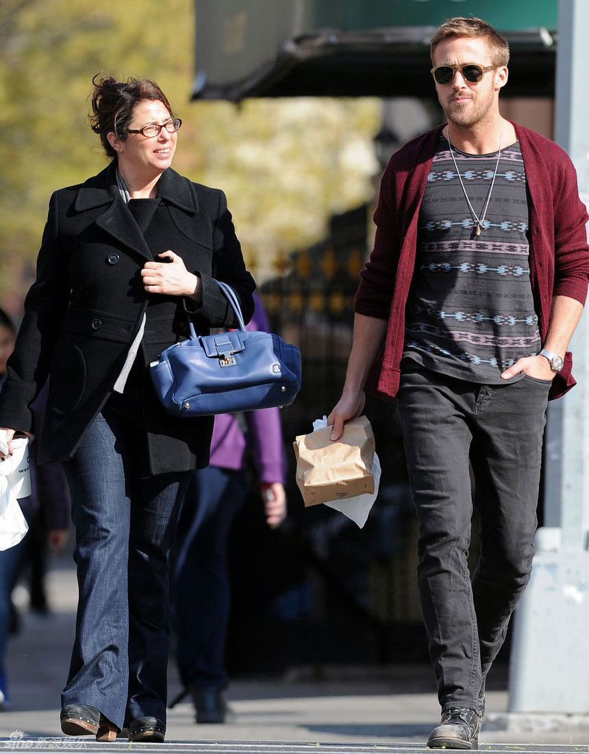 组图:瑞恩-高斯林街拍 <em>酒红色开衫</em>毛衣搭牛仔裤