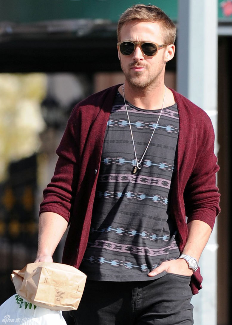 组图:瑞恩-高斯林街拍 <em>酒红色开衫</em>毛衣搭牛仔裤
