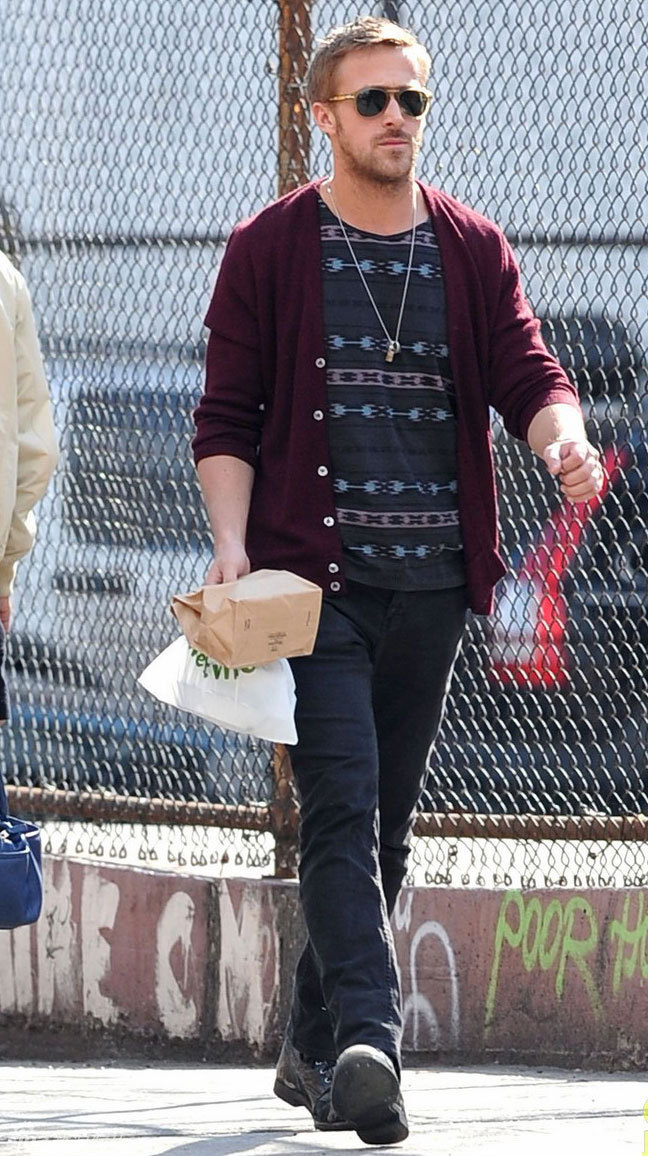 组图:瑞恩-高斯林街拍 <em>酒红色开衫</em>毛衣搭牛仔裤