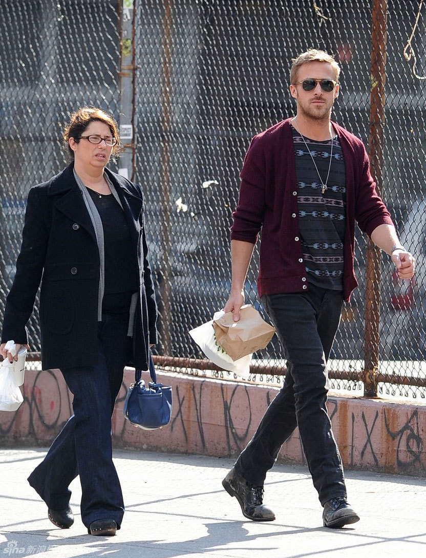 组图:瑞恩-高斯林街拍 <em>酒红色开衫</em>毛衣搭牛仔裤