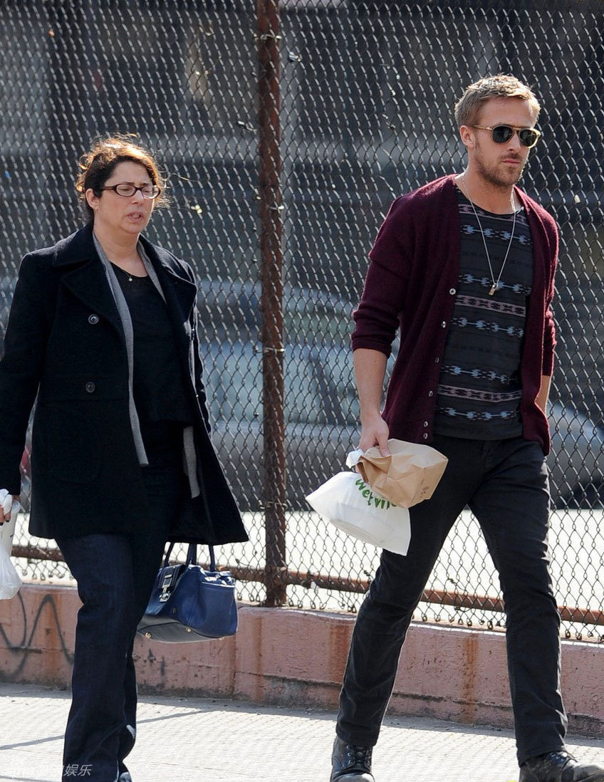 组图:瑞恩-高斯林街拍 <em>酒红色开衫</em>毛衣搭牛仔裤