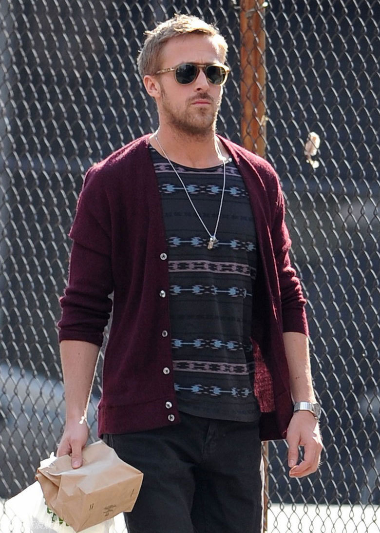 组图:瑞恩-高斯林街拍 <em>酒红色开衫</em>毛衣搭牛仔裤