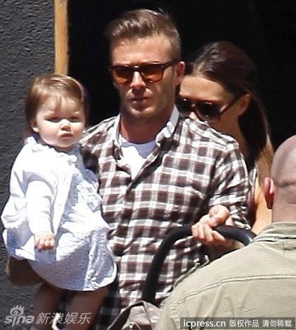 组图: 贝克汉姆 携可爱 女儿 为爱妻维多利亚 庆生 