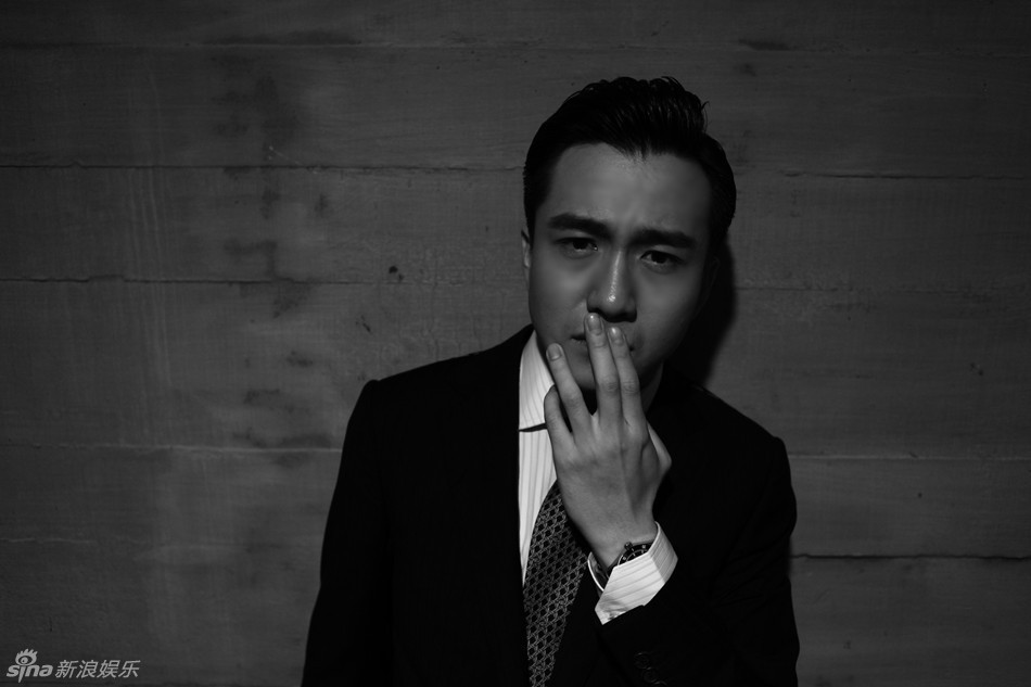 组图: 翟天临 雅痞写真造型冷调复古