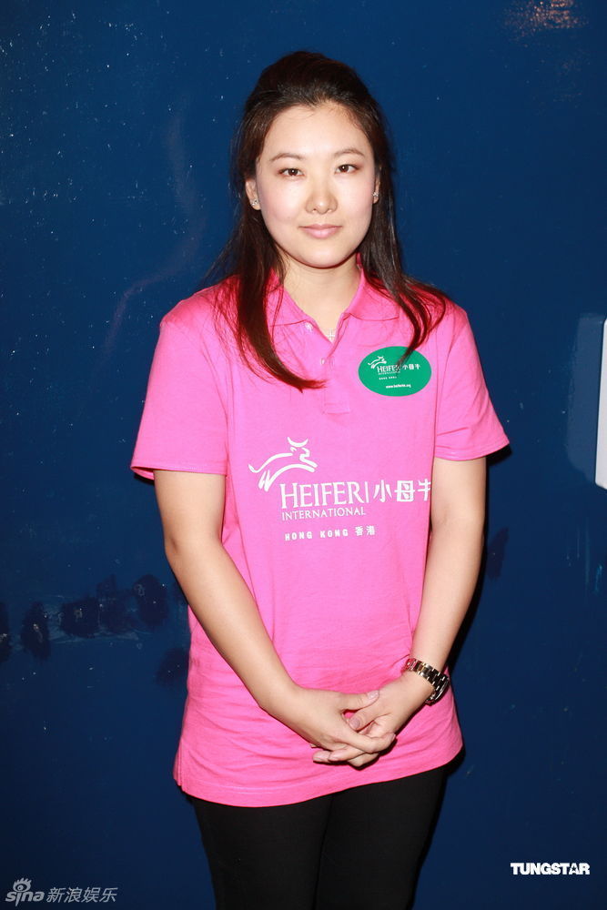 组图:伏明霞出席学童活动 曾带女儿探访山区儿童_高清