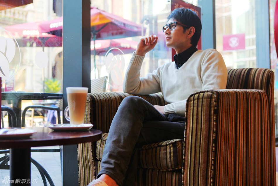 何明翰针织衫搭配牛仔裤