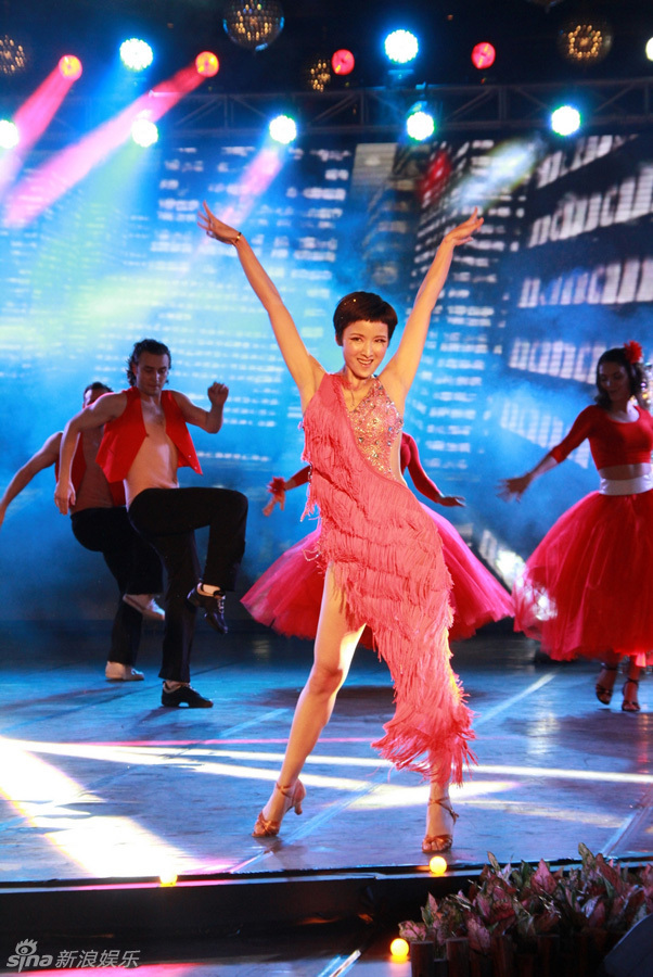 黄曼热辣红裙激情拉丁闪耀《舞林》