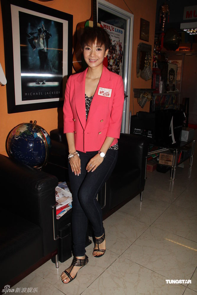 王君韾为慈善筹款 唱歌获卫兰调教