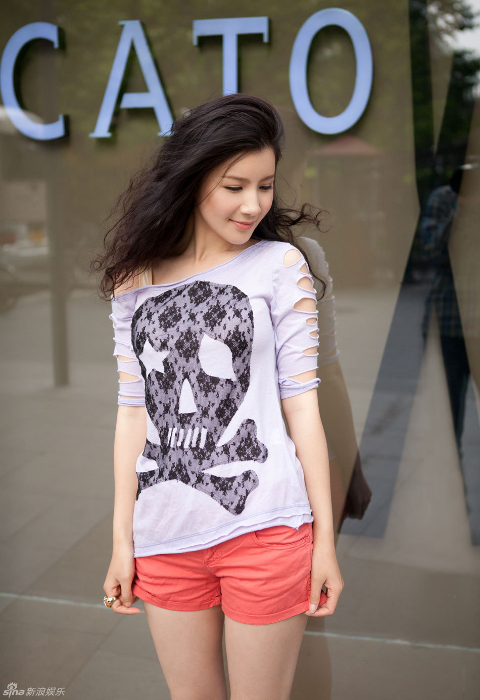 徐立街拍 紫色t恤搭配粉色短裤秀美腿