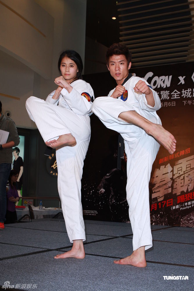 《拳霸家族》香港秀武术 男女主角帅气对打