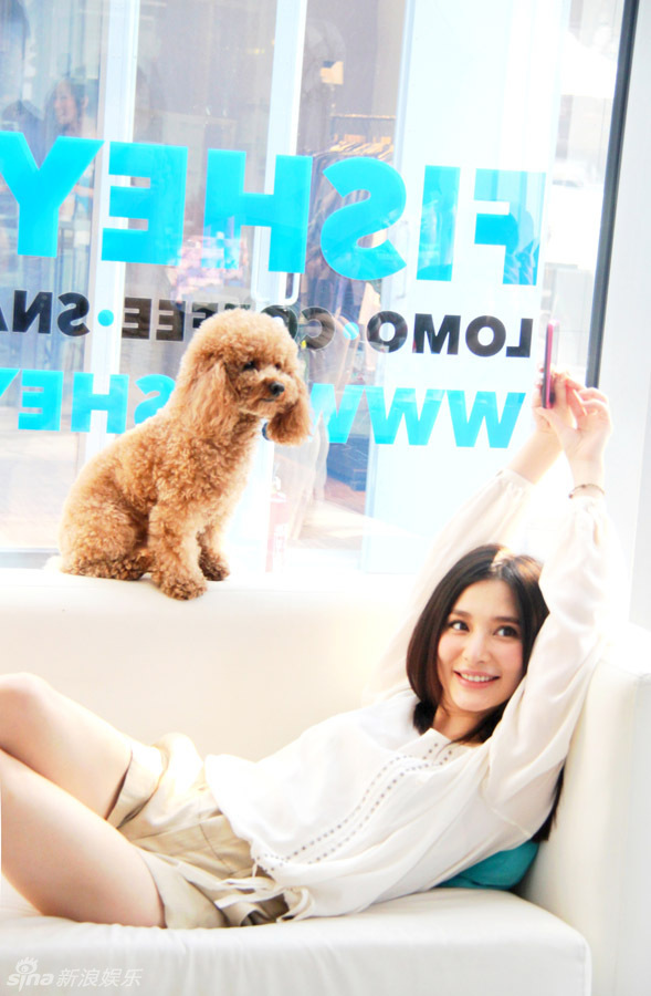 熊乃瑾与爱犬互动