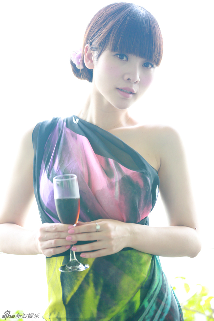 柳岩彩纱逆光身姿优雅 笑容迷人清新十足