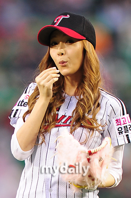 组图:<em>少女时代</em>成员<em>Jessica</em>担任棒球比赛开球员
