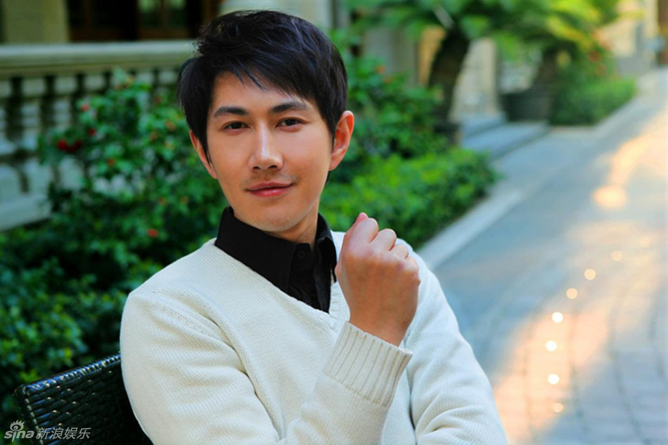 组图:何明翰拍儒雅写真诠释阳光暖男 -- 佛山E