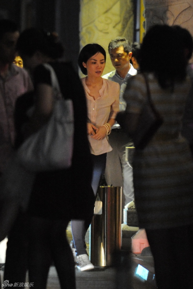 组图:<em>王菲李亚鹏</em>携<em>女</em>视察嫣然天使儿童医院