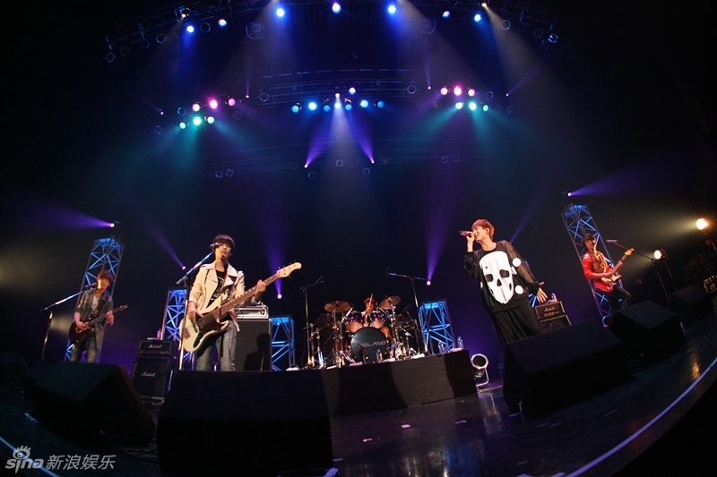 高清图文:FTIsland日本开见面会 <em>李弘基</em>骷髅装
