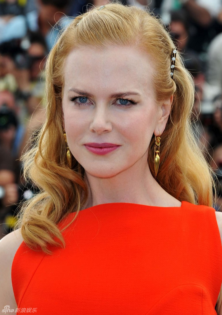 妮可-基德曼美艳亮相型男围绕