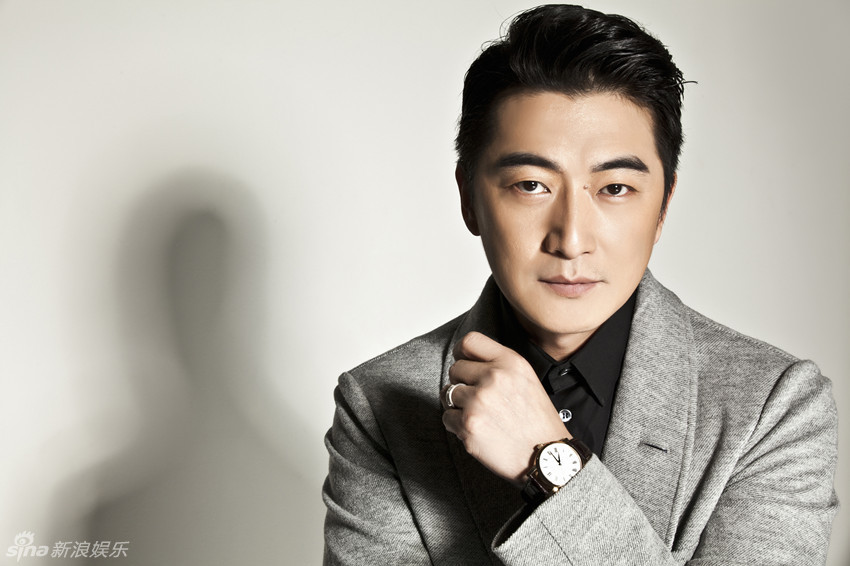 组图:温情熟男邵峰大片展文人气质