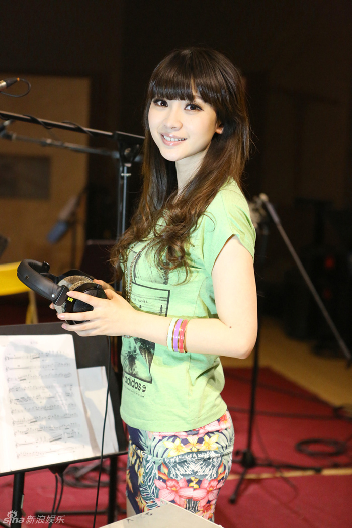 柳岩<em>绿衣</em>红鞋清爽出行录唱《岳母》主题曲(图