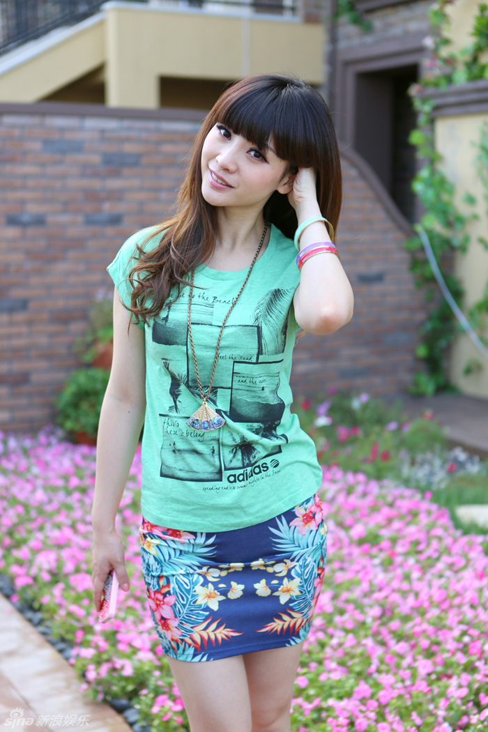 柳岩<em>绿衣</em>红鞋清爽出行录唱《岳母》主题曲(图