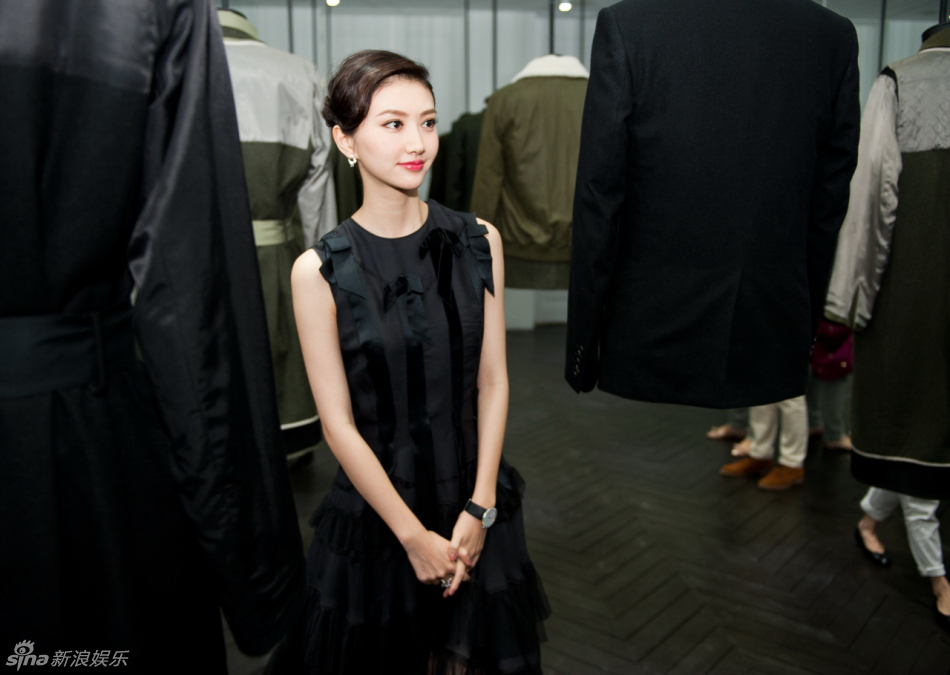景甜黑纱连衣裙现身活动显优雅