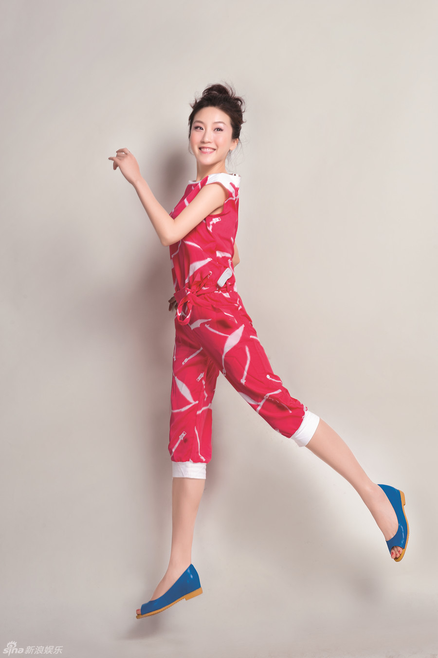 周毅轻淑女复古写真