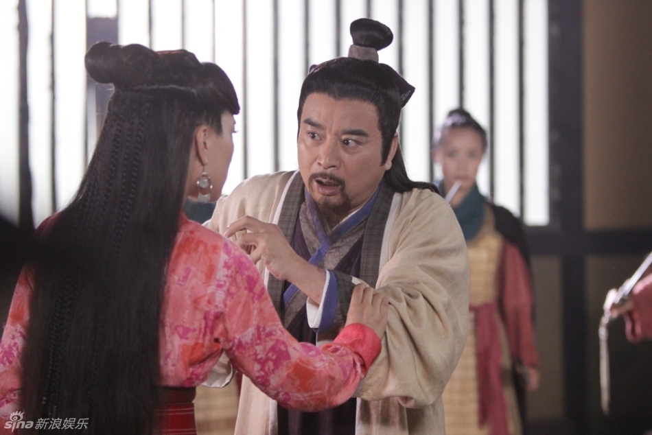 组图:《新<em>白发魔女</em>》岳跃利分饰两角_中国广播
