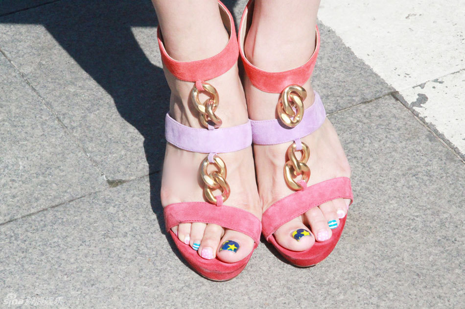 组图:贾青街拍LOOK玫红色T恤搭配热裤