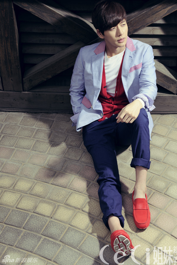 朴海镇拍时尚杂志大片 反射蔚蓝