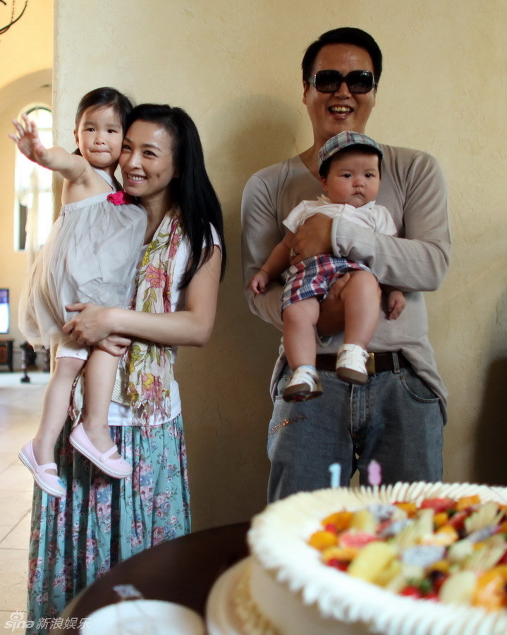 而张庭的老公林瑞阳也带着一对儿女意外现身剧组探班给她庆祝.
