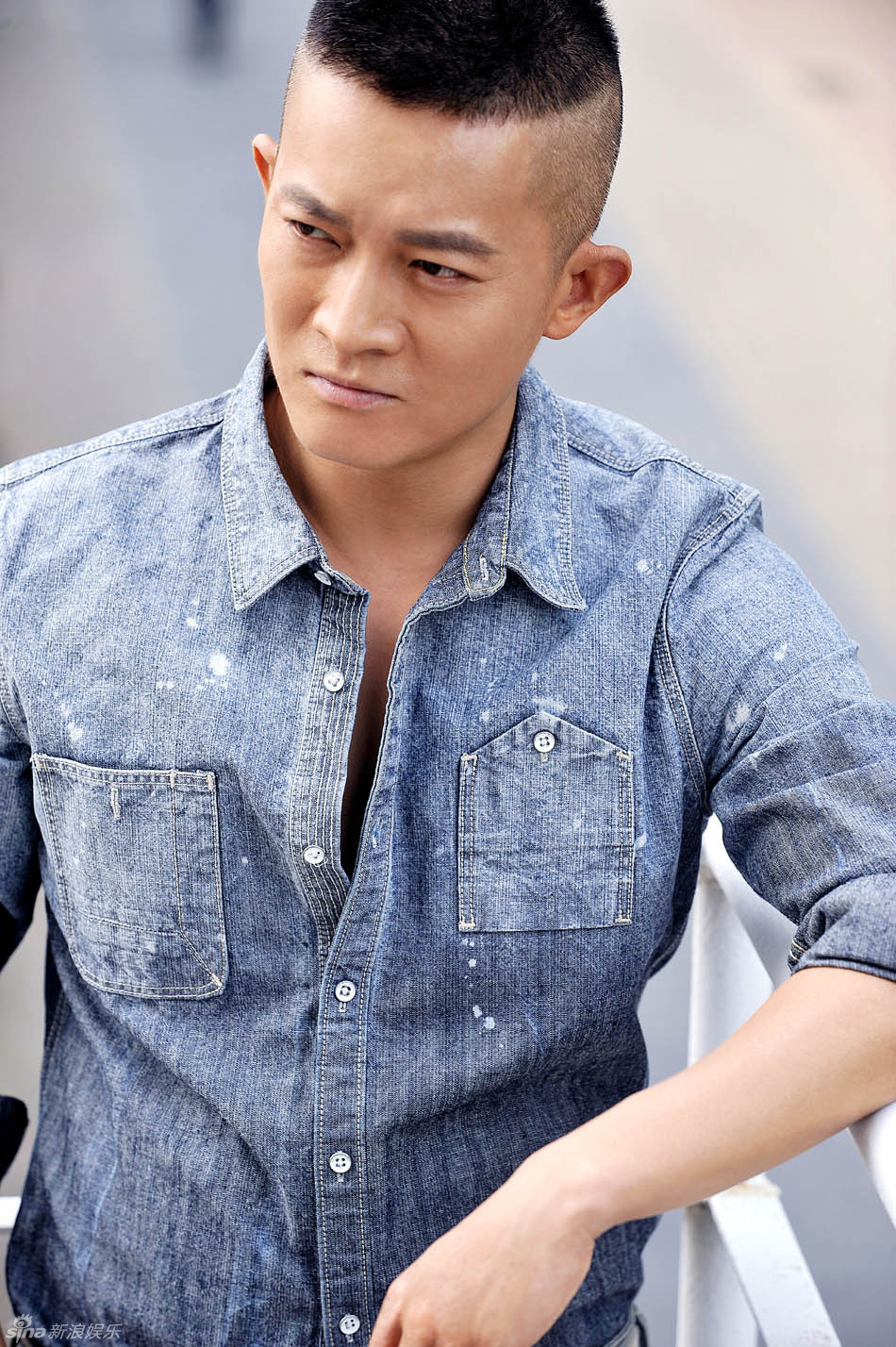 杨志刚夏日牛仔写真彰显个性