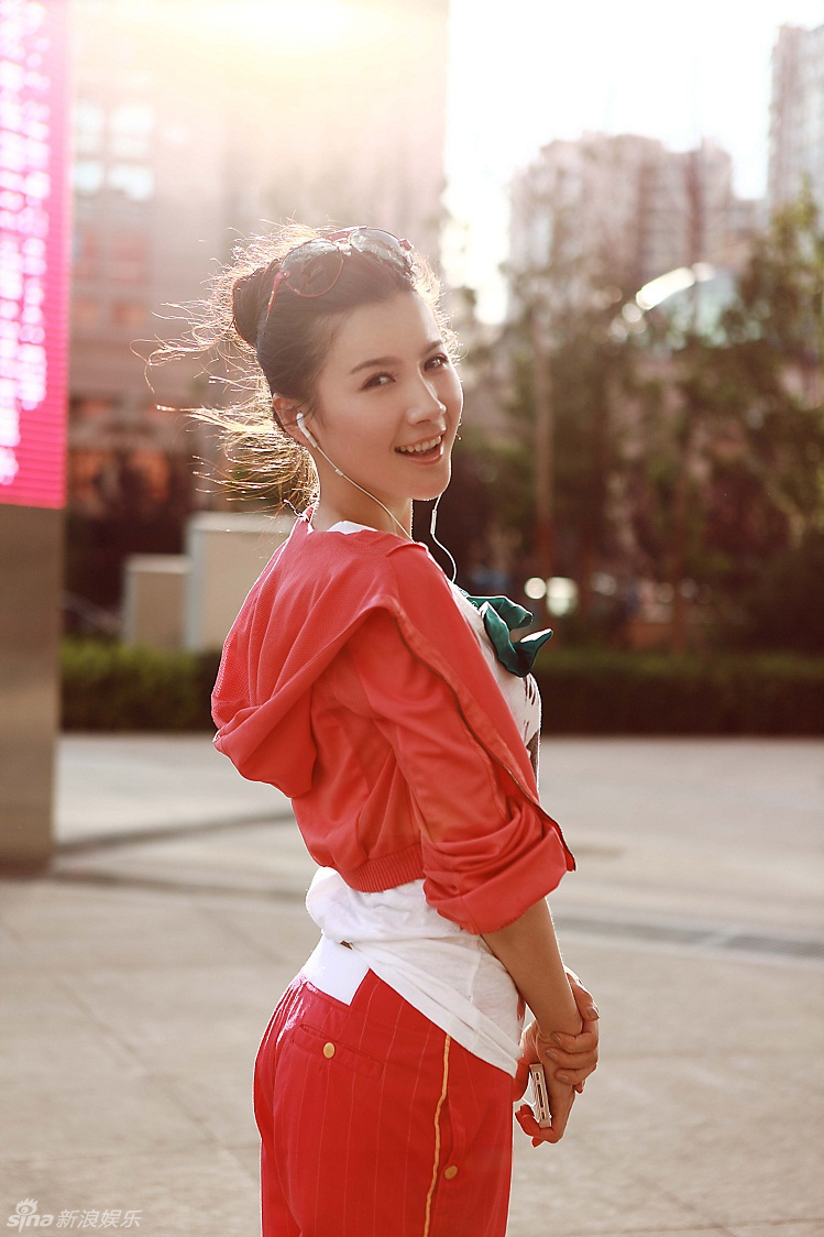 徐立街拍look红色运动风活力十足