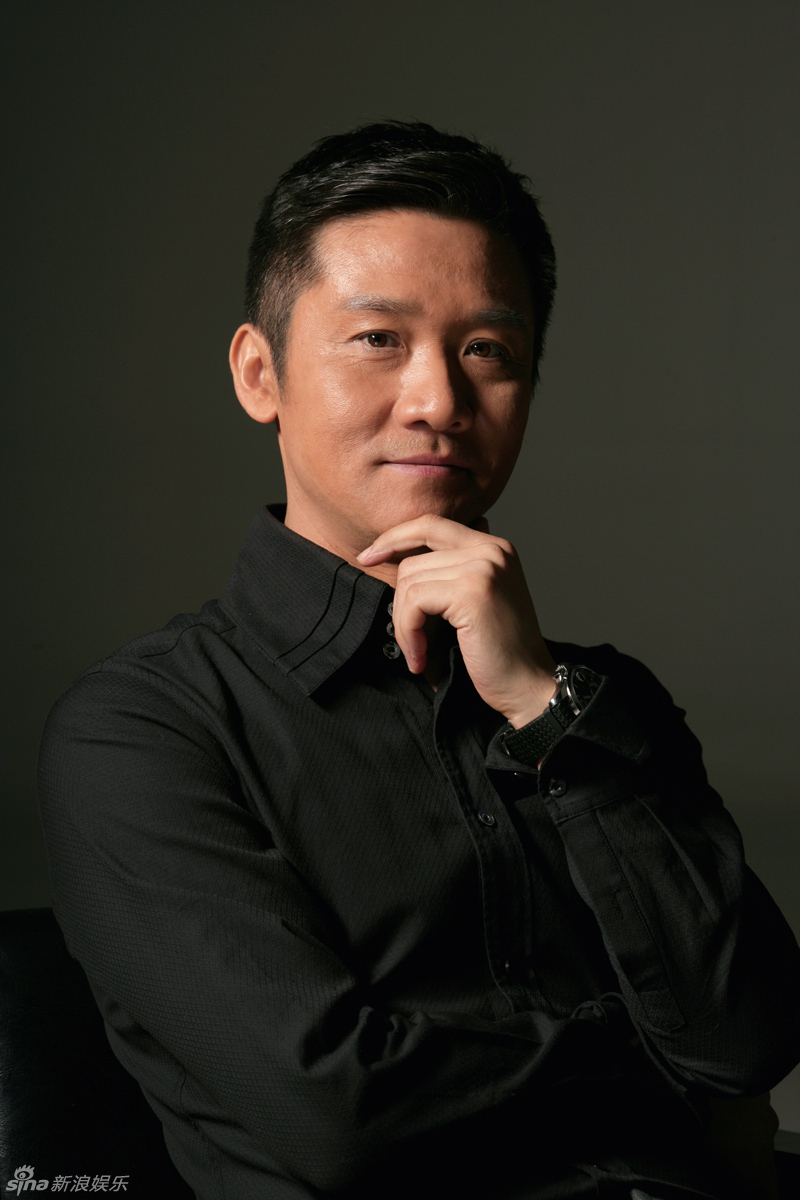 新浪娱乐讯 日前李云龙扮演者黄志忠曝光了一组冷峻男人写真,黄志忠