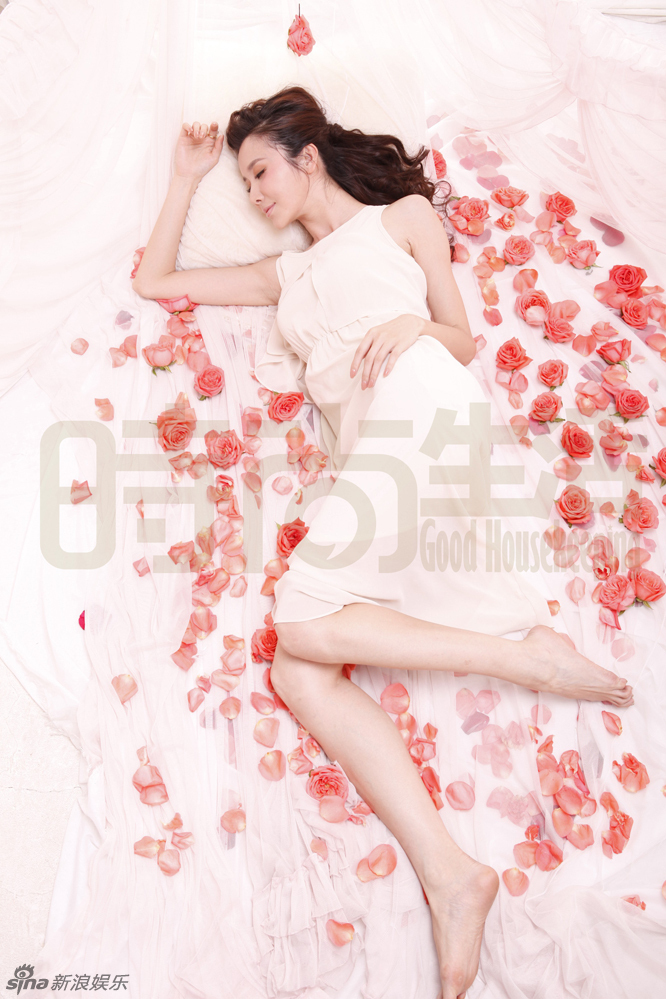 孙菲菲置身花海如仙子