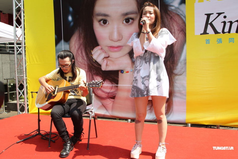 陈芳语首辑庆功签唱 自曝狂爱贺军翔