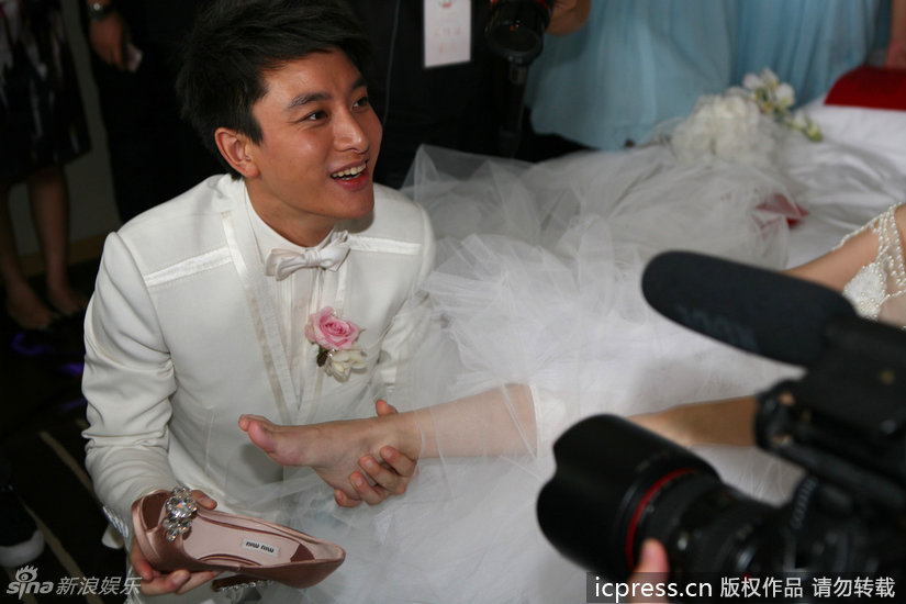 帅哥贾乃亮情深亲吻<em>美女</em>李小璐<em>玉足</em>-休闲娱乐