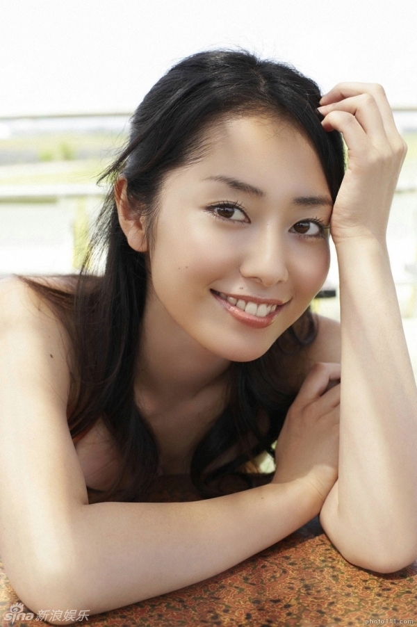 组图:女星谷桃子清凉比基尼写真 嫩滑肌肤丰胸诱人_高清图集_新浪网