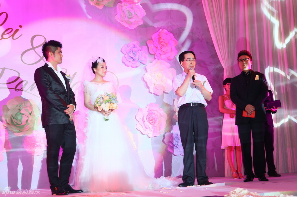 <em>潘长江女儿</em>婚礼现场曝光 众星祝贺新人甜蜜 [3