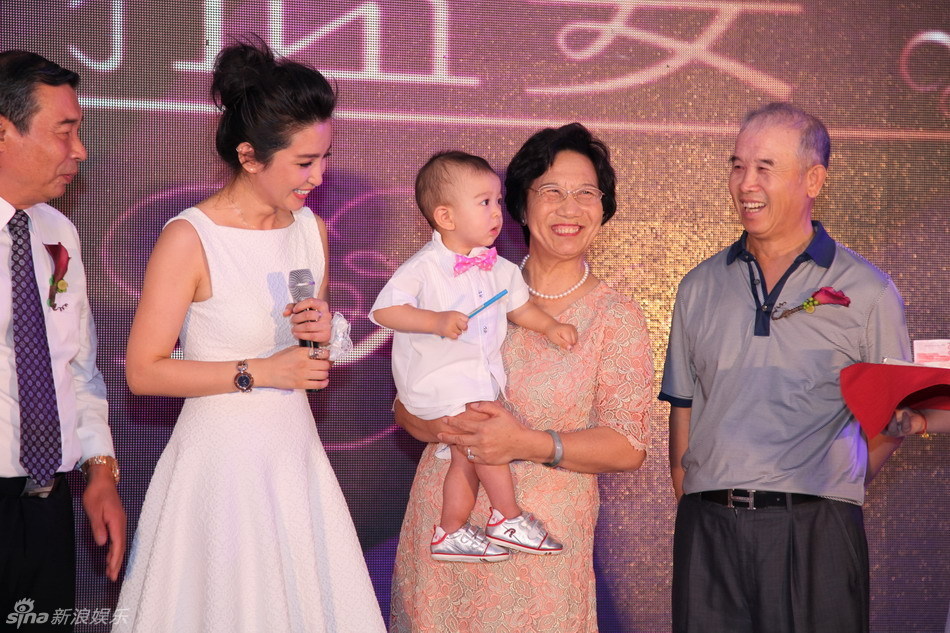 高清图:李冰冰嫁妹妹白裙当伴娘 小侄子可爱俏皮_高清